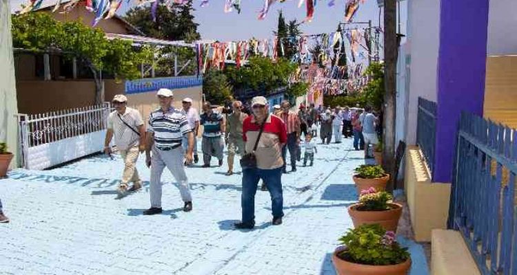 Emekli Evi üyeleri köy havası aldı