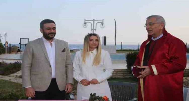 Depremzede çift Mersin'de dünya evine girdi