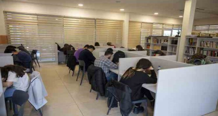 Mersin'de öğrenciler, sınava okuma salonlarında çalışıyor
