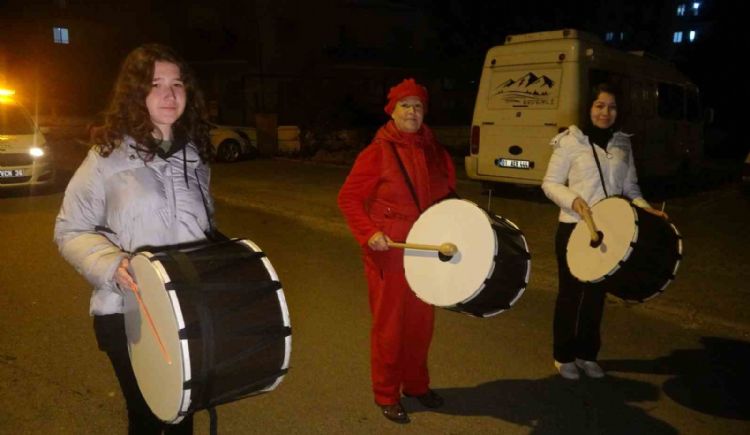 Kadın davulcular, ilk sahura vatandaşları manilerle uyandırdı