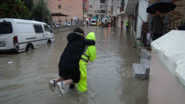 Mersin’de sağanak yağış sele neden oldu