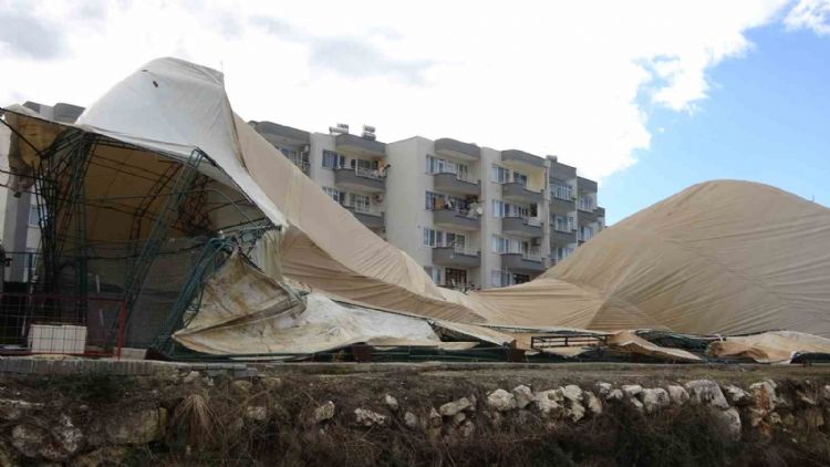 Mersin’de fırtına halı sahayı çökertti