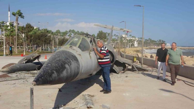 Mersin’in simgesi efsane savaş uçağı sahilden kaldırılıyor