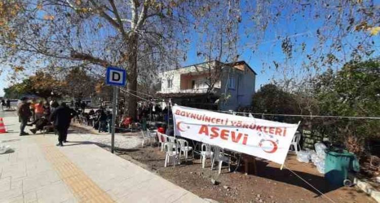 Narlıkuyu Boyuninceli yörüklerinden aşevinde depremzedelere ücretsiz yemek