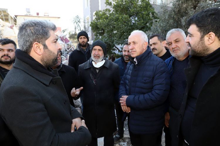 AKDENİZ BELEDİYESİ, DEPREMİN YARALARINI SARMAYA DEVAM EDİYOR