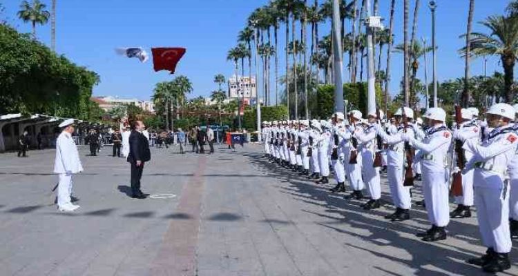 Mersin'de Cumhuriyet Bayramı kutlamaları çelenk sunumuyla başladı