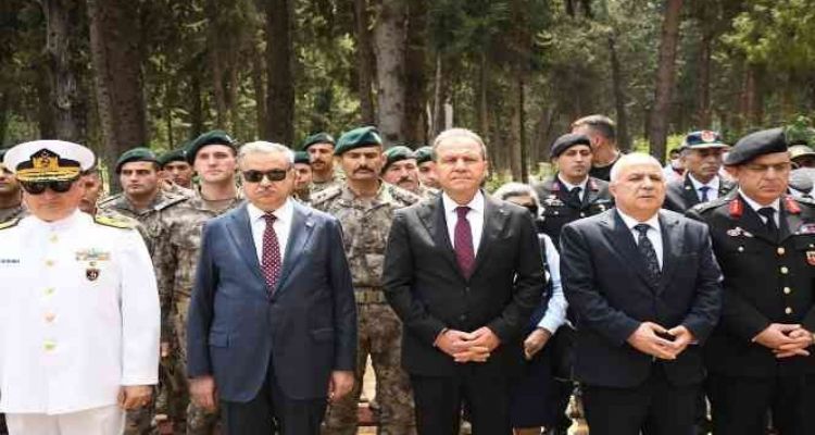 Şehitlikte hüzünlü bayramlaşma