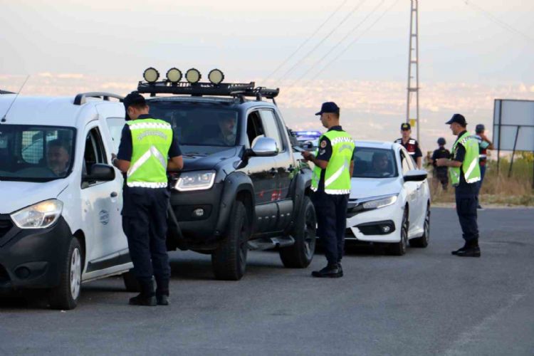 Mersin’de jandarma ekiplerinden dron destekli yol uygulaması yapıldı