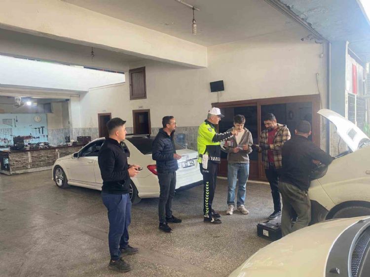 Mersin polisi esnaf ve şoförleri bilgilendirdi