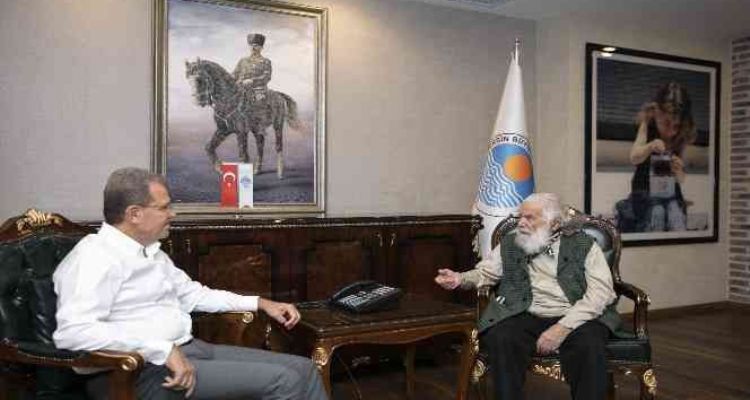 Hat ustası Çalışkan, ‘Son Nokta’ eserini Başkan Seçer'e hediye etti