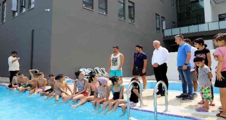 Akdenizli çocukların havuz keyfi