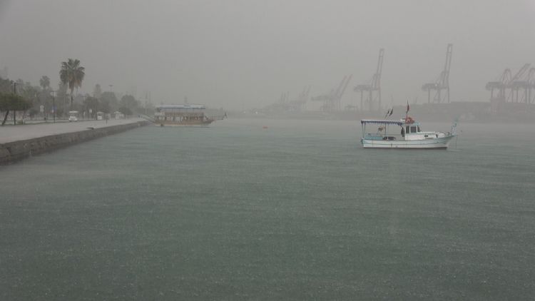 Mersin’de sağanak yağış ve fırtına etkili oldu