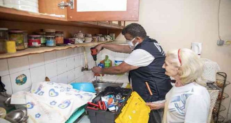 Mersin'de evde sağlık ve bakım hizmeti aralıksız sürüyor