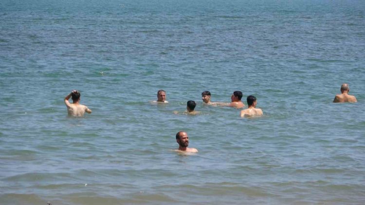 Mersin’de vatandaşlar serinlemek için deniz ve gölgelere akın ediyor