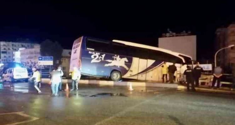 Kaza yapan otobüs köprüde askıda kaldı