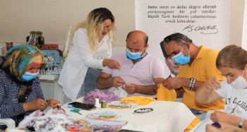 İğne oyası kursuna katılan erkekler, marifetleriyle kadınlara taş çıkartıyor
