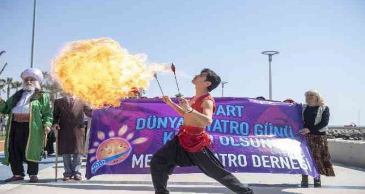 Mersin'de ‘Dünya Tiyatro Günü’ kutlandı
