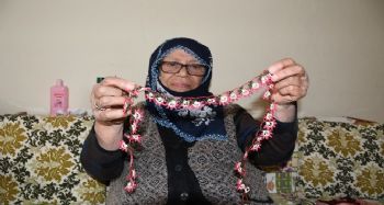 81 yaşındaki Pakize teyze, iğne oyası ile 4 çocuk okutup, evlendirdi