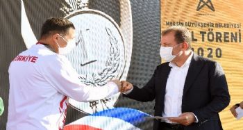 Mersin Büyükşehir Belediyesinden başarılı sporculara destek