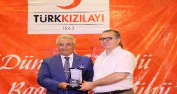 25 KEZDEN FAZLA KAN BAĞIŞI YAPANLAR MADALYA VE PLAKETLERİNİ ALDI