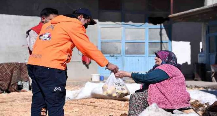 Büyükşehir Belediyesi, 3 ilçede vatandaşa 10 ton limon dağıttı