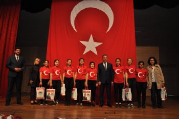 TOROSLAR’DA ÖĞRENCİLER, İSTİKLAL MARŞI’NI EN GÜZEL OKUMAK İÇİN YARIŞTI