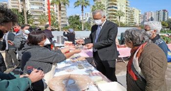 Mezitli'de kadınlar ürettikleri ürünleri halkla buluşturuyor
