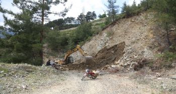 Erdemli'de kapanan yollar açılıyor