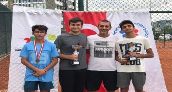 Akdeniz'in genç tenisçilerinden 2 kupa, bir madalya