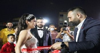 Amca istedi, Başkan Yılmaz gelinin kuşağını bağladı