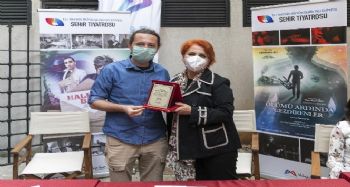 Mersin'de tiyatro gruplarına plaket