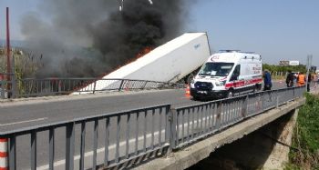 Mersin'de kaza yapan tır alev aldı
