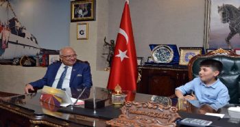 BAŞKAN KOCAMAZ’IN KOLTUĞUNA MİNİK METE OTURDU
