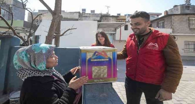 Mersin Büyükşehir Belediyesi Ramazan kolisi dağıtımına başladı