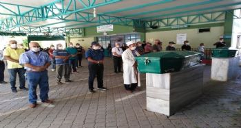 Vali yardımcısının öldürdüğü anne ve kardeşi Tarsus'ta toprağa verildi