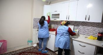 Akdeniz Belediyesi, evde bakım ve temizlik hizmetiyle yüzlerce kişiye ulaştı