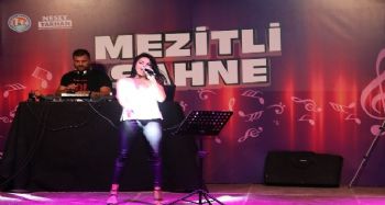 Mezitli'de spor ve müzik dolu plaj voleybolu turnuvası