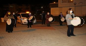 Erdemli'de vatandaşlar sahura kadın davulcularla uyandı