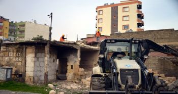 MAHMUDİYE VE KİREMİTHANE’DE İKİ METRUK BİNA YIKILDI