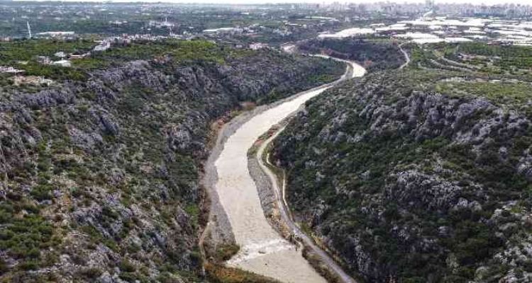 Yağışlar umut verdi, yazın kuruyan Alata Deresi denizle buluştu