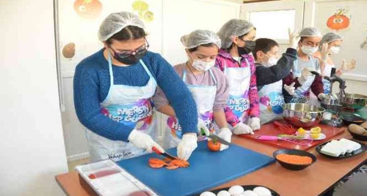 Mersin Büyükşehir Belediyesi geleceğin aşçılarını yetiştiriyor