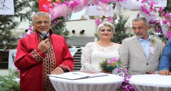 Kanseri yendi, nikah masasına oturdu