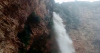 Tarsus'ta sel suları şelaleye döndü