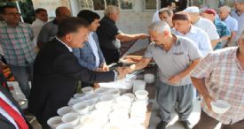 BAŞKAN TUNA, AŞURE DAĞITTI