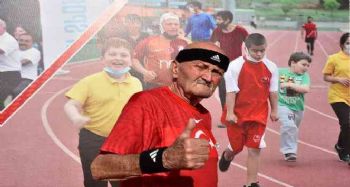 74 yaşındaki maratoncu gençlere taş çıkartıyor