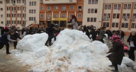 TOROSLAR BELEDİYESİ ÖĞRENCİLERİ KARLA BULUŞTURDU
