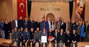 İBRAHİM SELÇUK’UN KOLTUĞU ÇİÇEKLERLE BEZENDİ