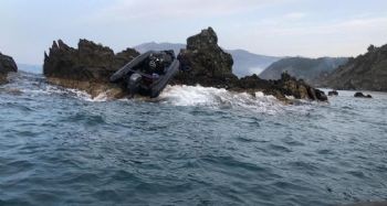 Anamur'da kayalara çarpan mülteci botu battı