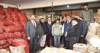 BAŞKAN TUNA; TARSUS’TA HAL, ÇARŞI VE SANAYİ ESNAFIYLA KUCAKLAŞTI