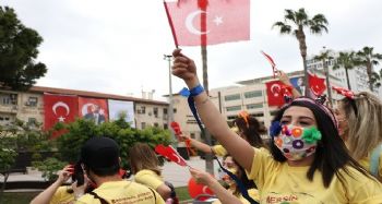 Sesi duyan balkon ve pencerelere çıktı
